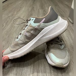 Nike Women’s Zoom Winflo 8 (Size 9)